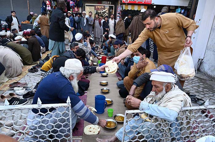 Volunteers distributing free food among deserving people in Sadar Bazar.