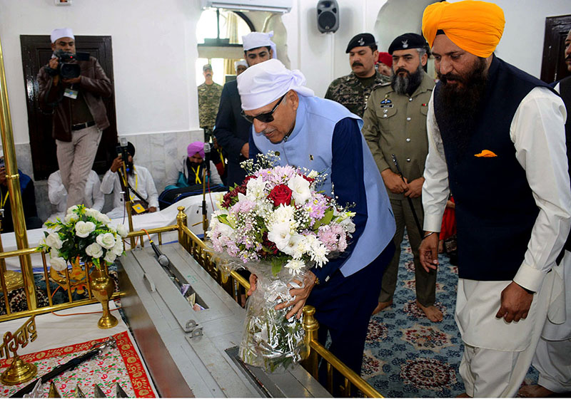 President Dr Arif Alvi offering a bouquet of flowers at Kartarpur Sahib, during his visit to Kartarpur Corridor