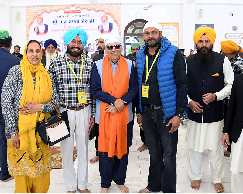 President Dr Arif Alvi in a group photo with Sikh Yatrees, during his visit to Kartarpur Corridor