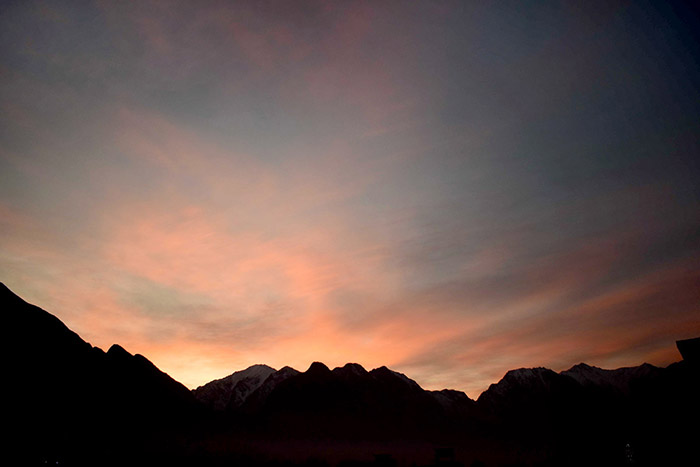 n attractive view of sunset on mountain in city.