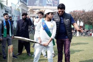 Medium Fast Bowler from Multan Sultans Abbas Afridi giving bowling tips to the students during visit at Aspire group of Colleges.