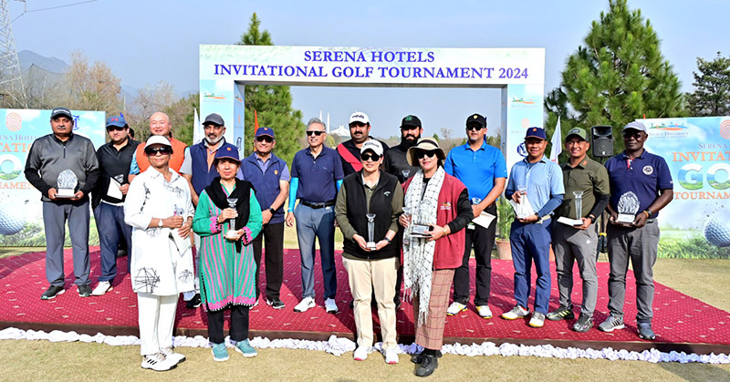 President Dr Arif Alvi in a group photo with the winners of the Invitational Golf Tournament organized by Serena Hotels