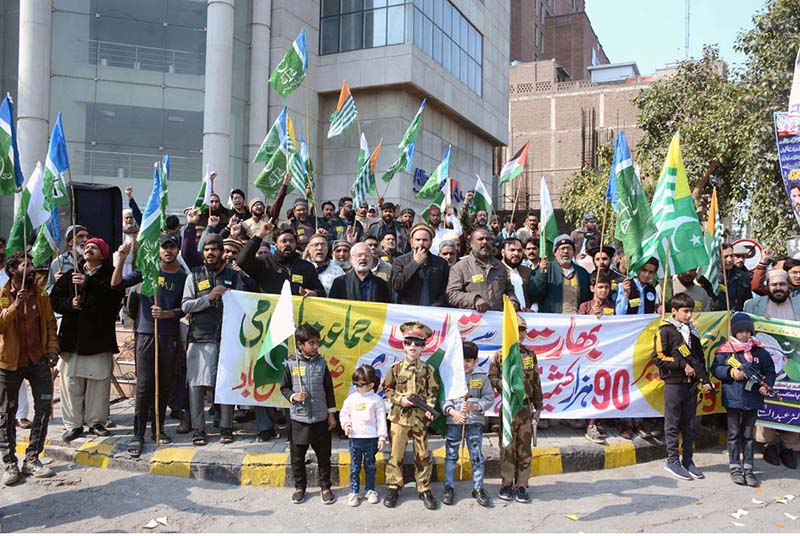 People participating in a rally to mark the Kashmir Solidarity Day outside Chiniot Bazaar