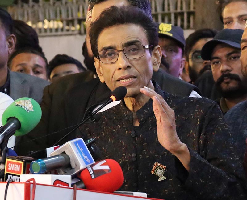 MQM Senior Leader Khalid Maqbool Siddiqui Talking to media at MQM Secretariat