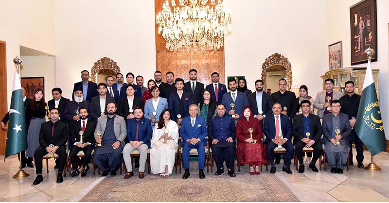 President Dr. Arif Alvi in a group photo with the recipients of Biz Net 3.0 shields in recognition of their contributions for enhancing financial inclusion through technological and digital transformation in Pakistan, at Aiwan-e-Sadr