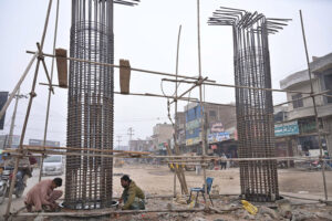 Labourers in work on flay over Qanchi Moor