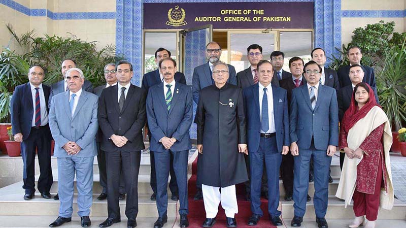 President Dr Arif Alvi in a group photo during his visit to the office of the Auditor General of Pakistan