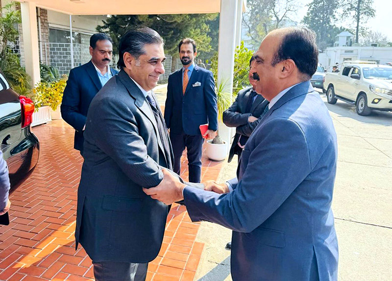 Caretaker Federal Minister for Interior, Dr. Gohar Ejaz being welcomed by Chairman NADRA, Lt. Gen. Munir Afsar at NADRA headquarters