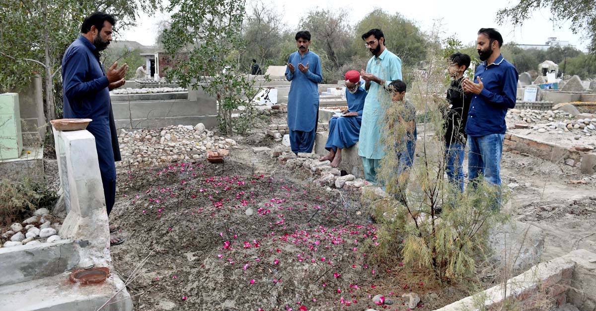 People are offering Fateha on the grave of his loved ones on the occasion of Shab-e-Barat at Abubakar Graveyard