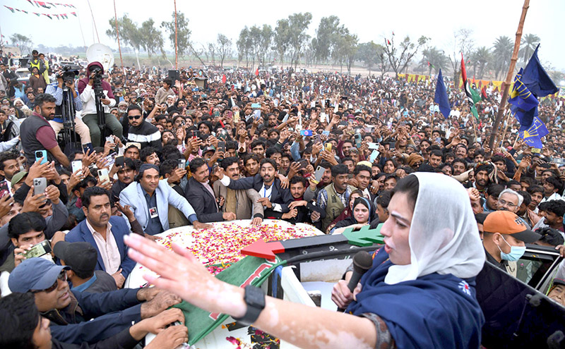 Bibi Aseefa Bhutto Zardari, the daughter of Shaheed Mohtarma Benazir Bhutto addressing a public gathering during Election Campaign at Asghar Waseer Goth