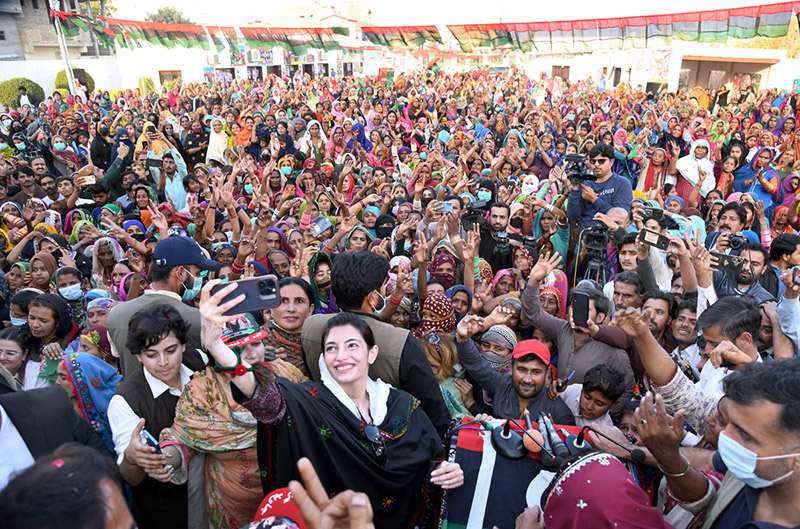 Bibi Aseefa Bhutto Zardari, the daughter of Shaheed Mohtarma Benazir Bhutto taking selfie with a large number of women party workers after meeting during election campaign at Khipro