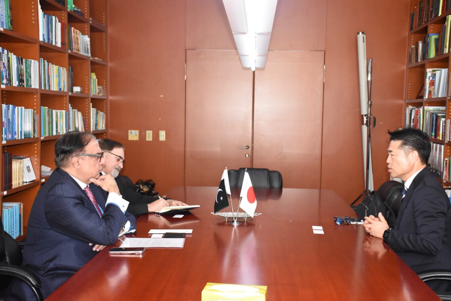 Pakistan envoy, Mitsui representative explore ways to increase investment