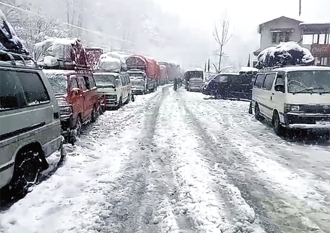 Peshawar-Chitral road closed to traffic after heavy snow in Dir Upper