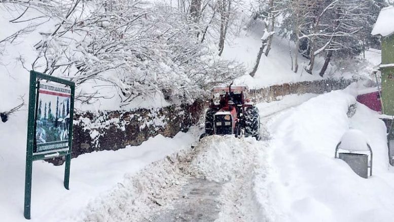 Rescue 1122 Abbottabad recovers 10 stranded tourist vehicles from Snow from Galyat