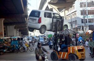 Traffic warden place the citizen’s car on the footpath for illegal parking at 6th Road