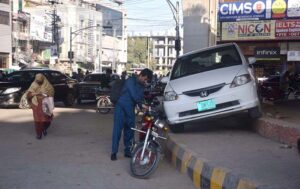 Traffic warden place the citizen’s car on the footpath for illegal parking at 6th Road