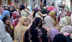 Women gather outside the Ration distribution center organized by Tehreem Quran Academy.