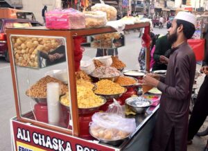 A vendor selling traditional food item Dahi bhallay at road side.