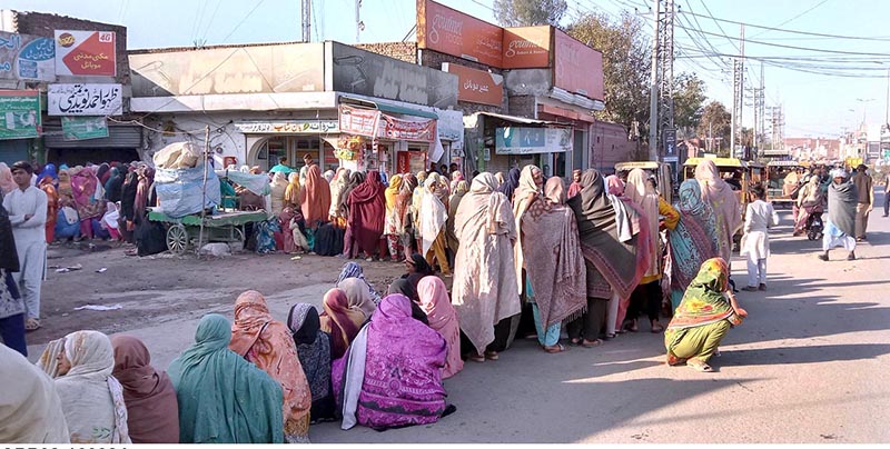 Women in long queues of at main Jhang Road to receive cash payment of BISE programm.