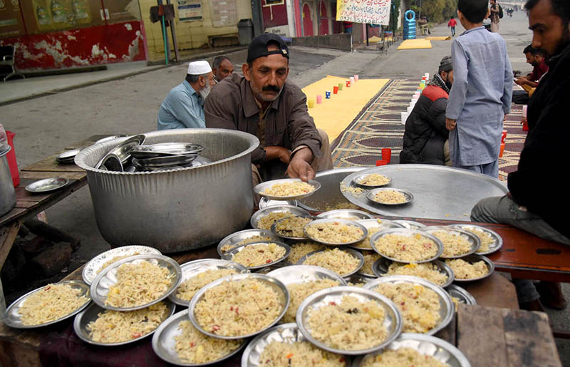 Volunteer organize Iftar for deserving people during the holy month of Ramazan ul Mubarak at roadside