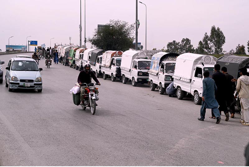 A large number of Suzuki cabs waiting for passengers at khana pull