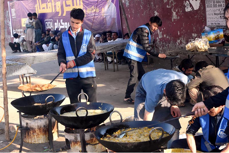 Volunteers preparing iftar for deserving people at roadside