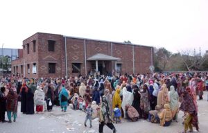  A large number of women are waiting for registration at Salimi Chowk Al Fateh Sports Complex to get the Ramadan package.