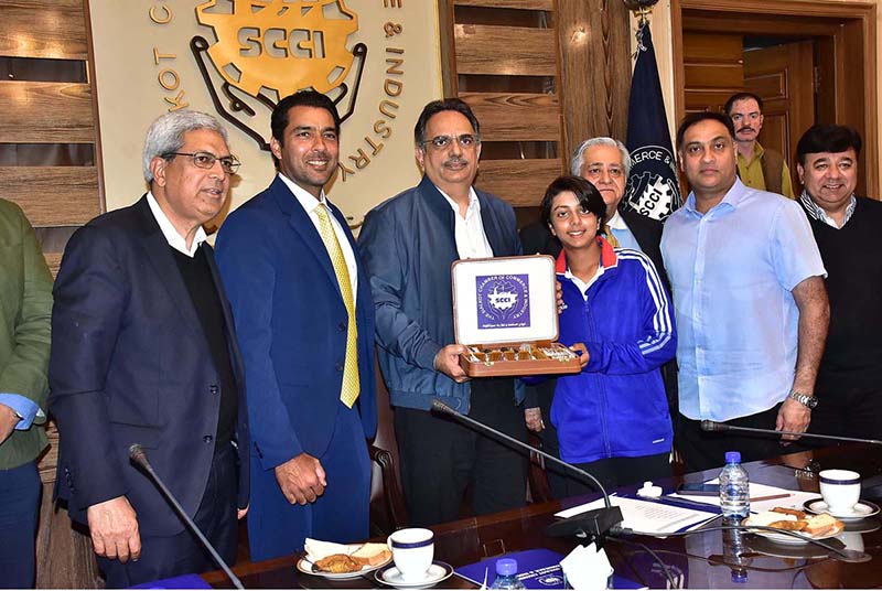 Abdul Ghafoor malik President SCCI presenting a shield to Pakistan Tennis Federation (PTF) President Aisam ul Haq Qureshi at Chamber of Commerce