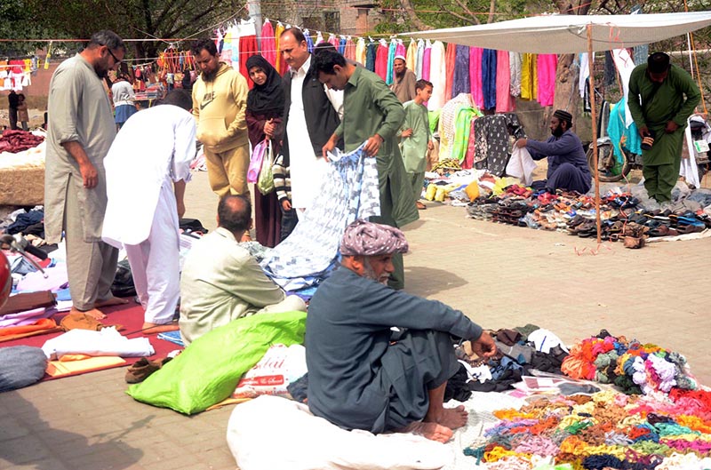 People busy shopping at Sunday market