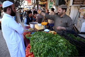 Vendor preparing fresh juice to attract the customers during Ramadan.