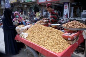 A vendor selling food items on his cart at Gole Chowk in the City