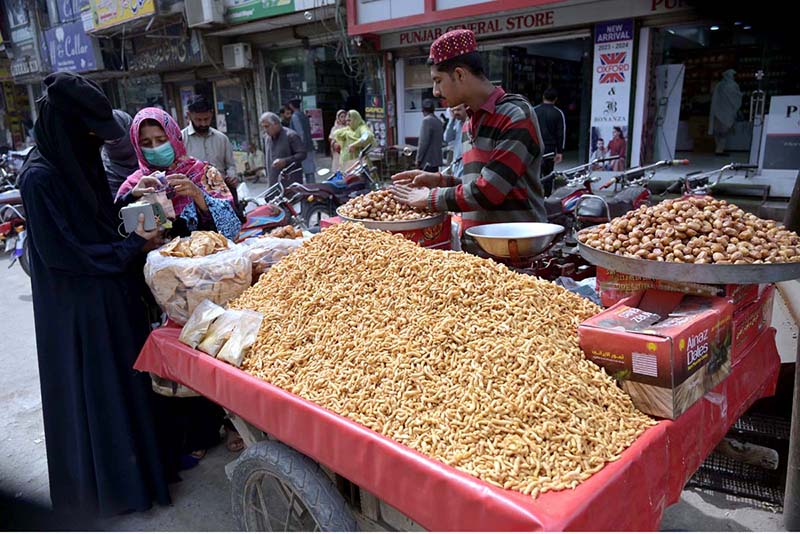 A vendor selling food items on his cart at Gole Chowk in the City