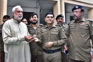 DSPCIA crime organizer Rana Mahmoodul Hasan is handing over the goods recovered from the arrested suspects of robberies to their owners.