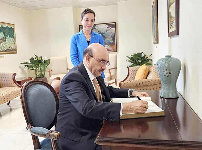 Ambassador Masood Khan signing Visitors' Book during his meeting with Minister of Foreign Affairs & Foreign Trade of Jamaica Senator Kamina Johnson Smith.