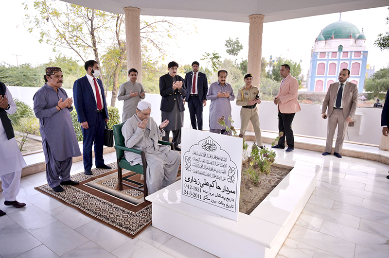 President Asif Ali Zardari offers Fateha on his father Hakim Ali Zardari’s grave.