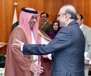 President Asif Ali Zardari welcoming the Commander of the Bahrain National Guard, General Sheikh Mohammad bin Isa bin Salman Al-Khalifa, at Aiwan-e-Sadr.