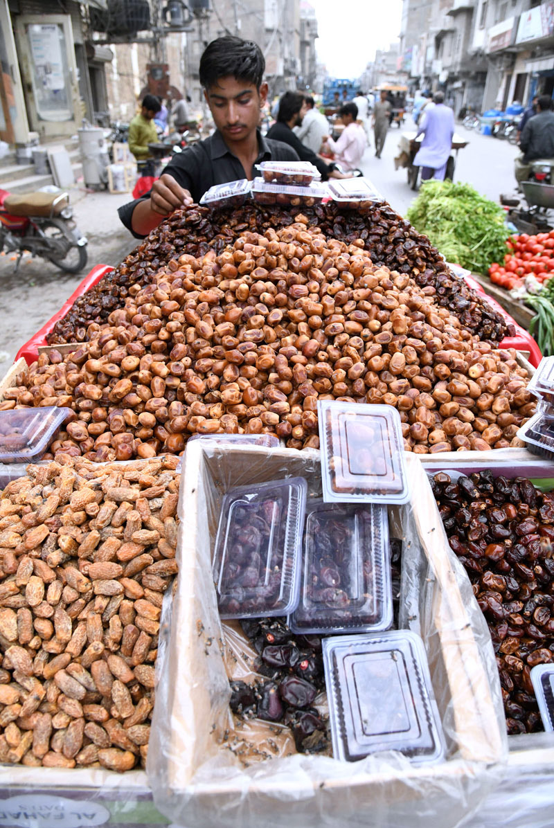 A vendor displaying the traditional fritter Pakora at his roadside setup to attract the customers during the first Aftari of fasting in Ramazan ul Mubarak