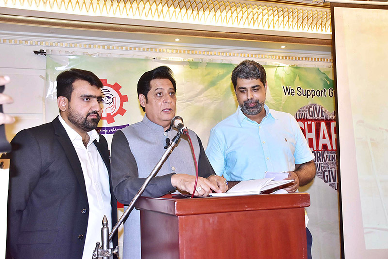 Chairman Air Sial Fazal Jilani is addressing the charity iftar dinner of Anjuman Mughalia