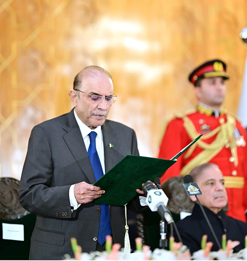 President Asif Ali Zardari administering oath of office to members of Federal Cabinet at Aiwan-e-Sadr, Prime Minister Muhammad Shehbaz Sharif was also present on the occasion