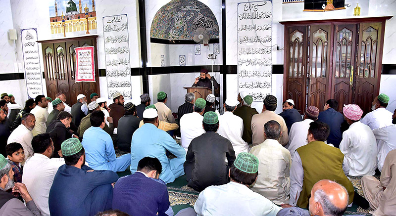 Allama Sahib is explaining the virtues of Ramadan Mubarak to the fasting people on the second Friday