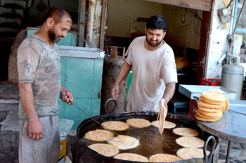 A worker preparing vermicelli at his workplace mostly used in holy Ramadan