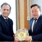 Federal Secretary of Health Iftikhar Ali Shallwani presenting shield to WHO Representative to Pakistan Dr. Luo Depeng