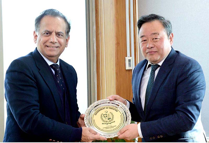 Federal Secretary of Health Iftikhar Ali Shallwani presenting shield to WHO Representative to Pakistan Dr. Luo Depeng