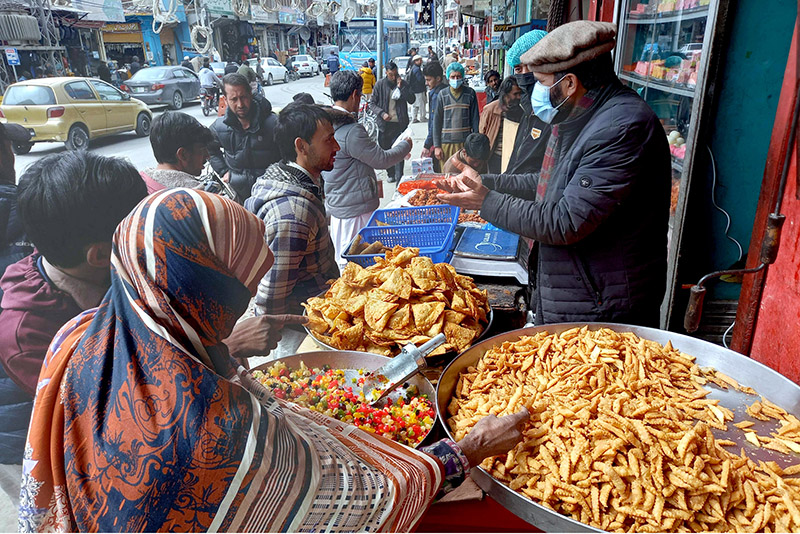 A vendor selling fritter food for Iftari in the Holy Month of Ramazan