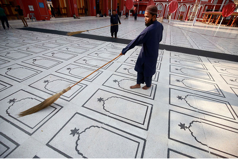 Volunteers cleaning Karachi's oldest new Memon Mosque ahead of holy month of Ramazan