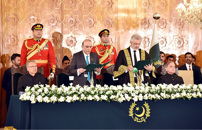Chief Justice of Pakistan, Justice Qazi Faez Isa, administering the oath of office of the President of Pakistan to Mr. Asif Ali Zardari, at Aiwan-e-Sadr, Former President Dr. Arif Alvi and Prime Minister of Pakistan, Mian Muhammad Shehbaz Sharif, were also present