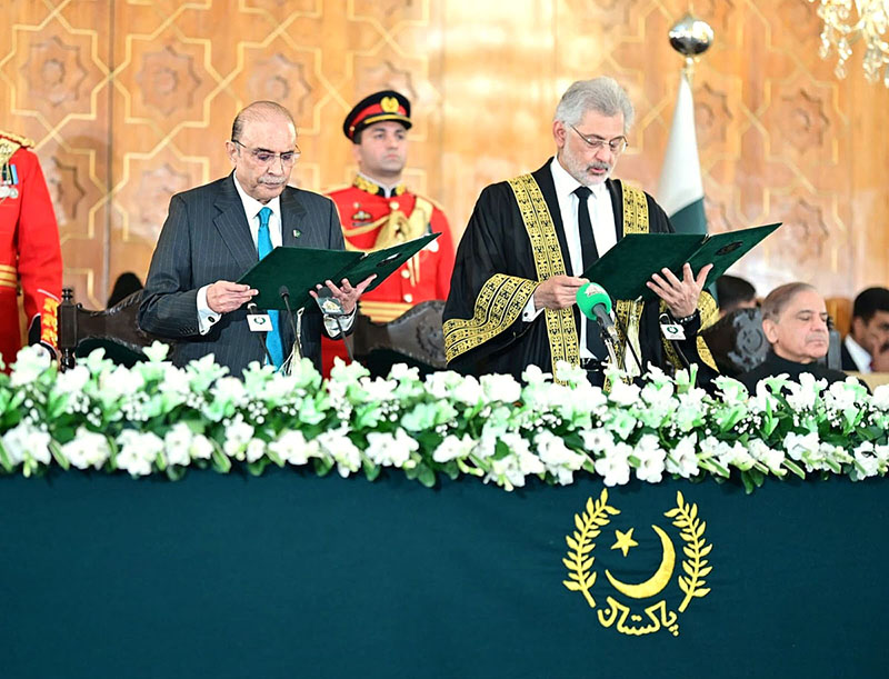 Chief Justice of Pakistan, Justice Qazi Faez Isa, administering the oath of office of the President of Pakistan to Mr. Asif Ali Zardari, at Aiwan-e-Sadr