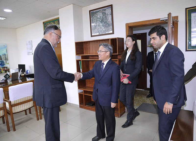 Federal Minister of Planning Development & Special Initiatives, Professor Ahsan Iqbal receives Chinese Ambassador, Jiang Zaidong upon his arrival at Planning Ministry