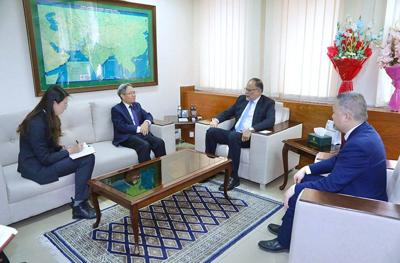 Federal Minister of Planning Development & Special Initiatives, Professor Ahsan Iqbal receives Chinese Ambassador, Jiang Zaidong upon his arrival at Planning Ministry
