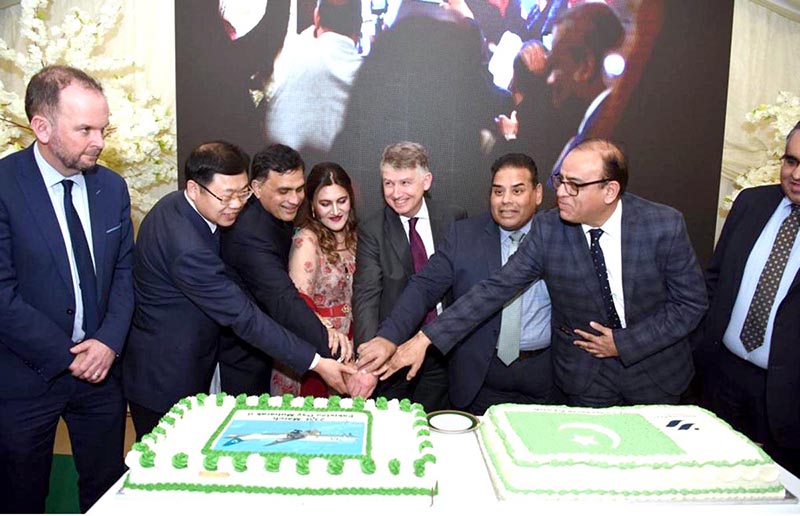 High Commissioner of Pakistan to UK Dr. Mohammad Faisal, spouse Dr. Sarah Naeem, Director General FCDO Mr. Owen Jenkins, British PM's Trade Envoy for Pakistan Mr. James Daly MP and guests cutting cake at Pakistan Day Reception